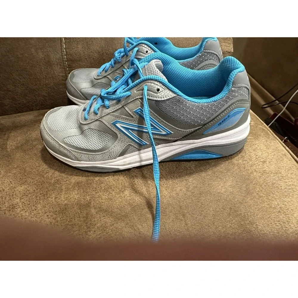 New Balance Women Sneaker Size 9.5 1540v3